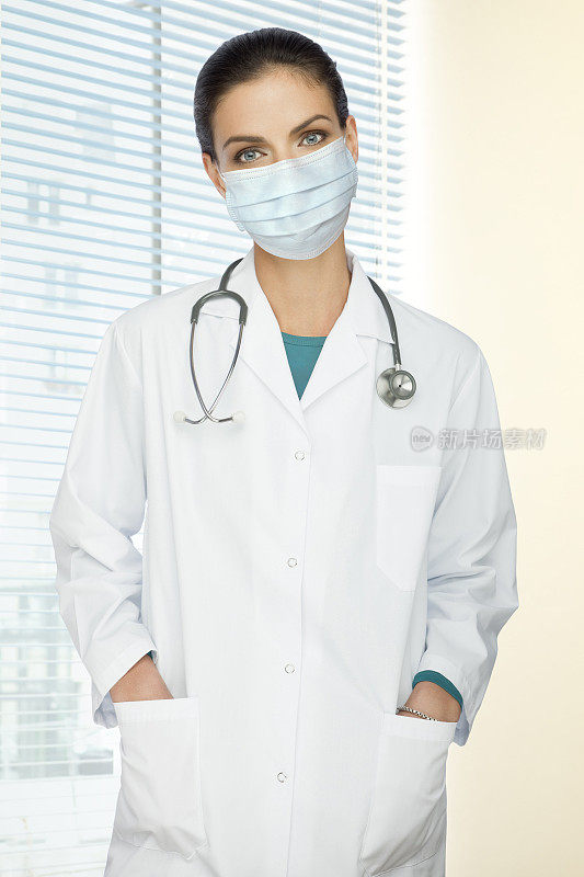 年轻女医生戴着外科口罩在她的医疗诊所"n